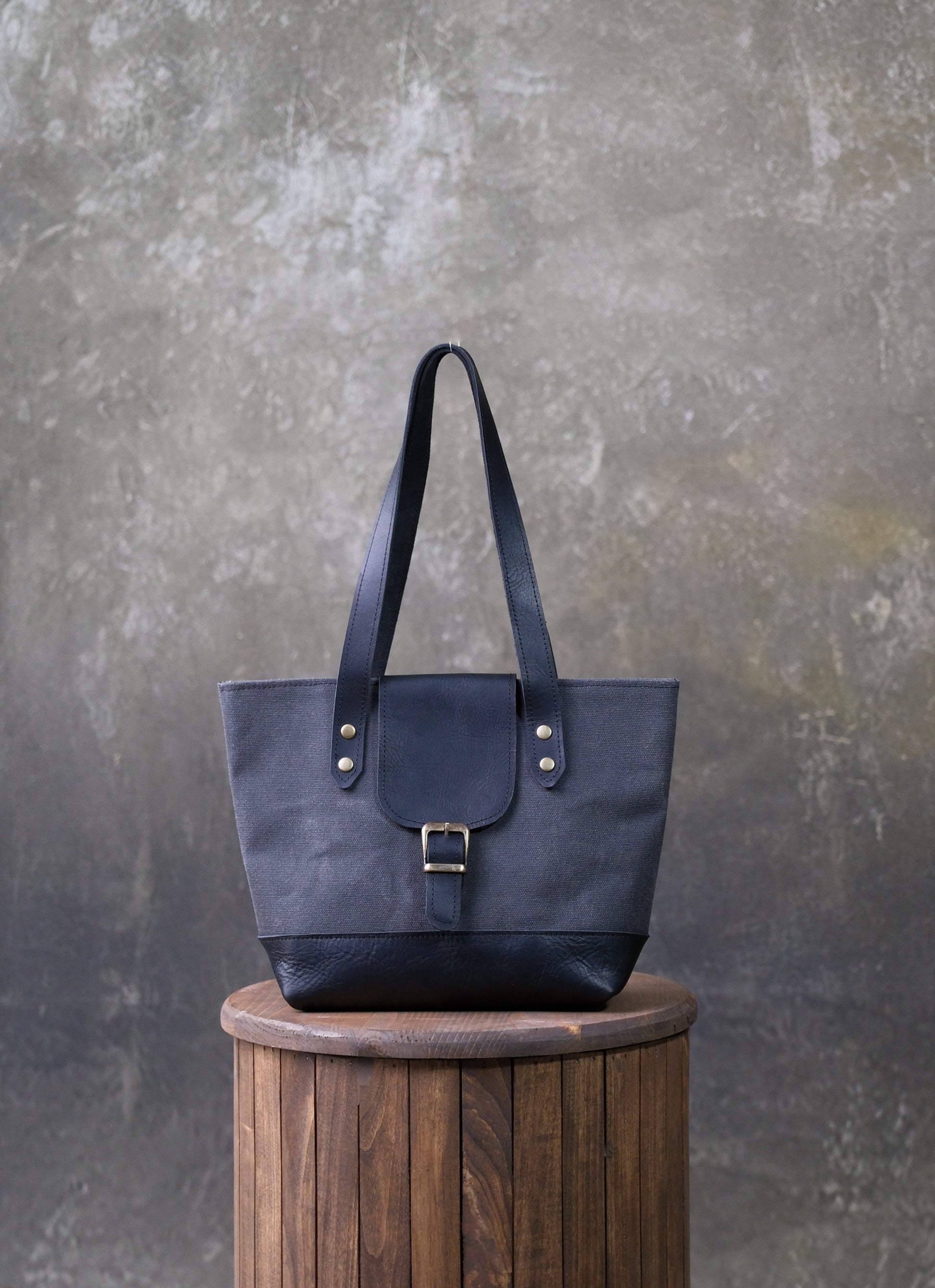 color:black